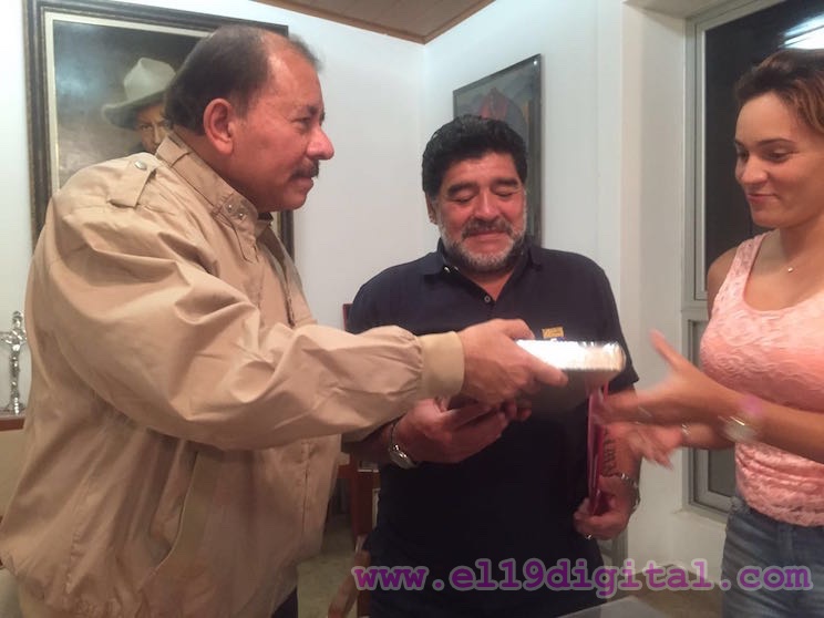 Presidente Daniel Ortega impone Orden Augusto C. Sandino a Diego Armando Maradona